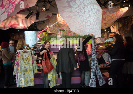 Kunden laden auf ein Pop-up-Ziel speichern Verkauf Liberty of London waren in New York Stockfoto