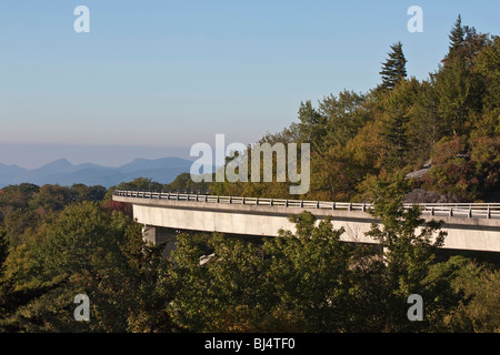Linn Cove Viaduct um den Grandfather Mountain in den Appalachian Mountains Blue Ridge Parkway Pkwy North Carolina NC horizontal in den USA hochauflösende US-Auflösungen Stockfoto