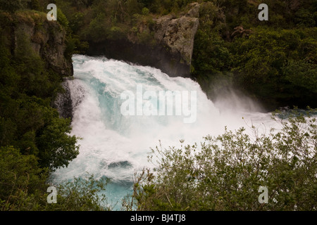 Vor den Toren der Stadt Taupo bildet den rauschenden Fluss Waikato der berühmten Huka Falls Neuseeland Stockfoto