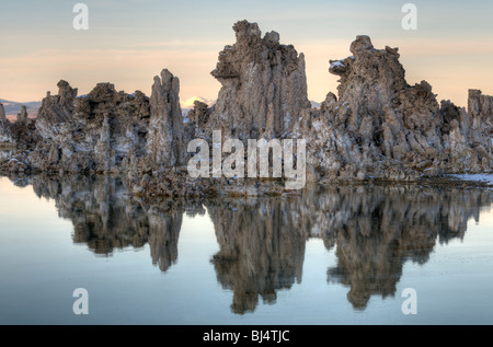 Mono Lake, Kalifornien. Kalktuff-Formationen in der Abenddämmerung im mono See widerspiegelt. Stockfoto