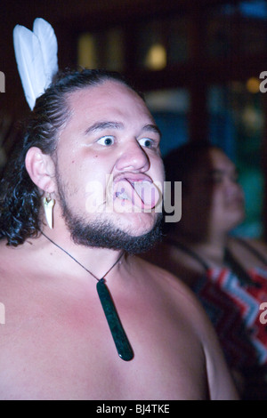 Eine Maori Performance unterhält die Gäste im Treetops Lodge in der Nähe von Rotorua Neuseeland Stockfoto