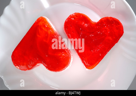 Zwei herzförmige appetitlich Mignon Kuchen auf einem Teller Stockfoto