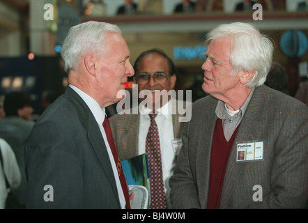 TONY BENN spricht mit TONY BOOTH LABOUR PARTY CONFERENCE 1996 13. Oktober 1996 Stockfoto