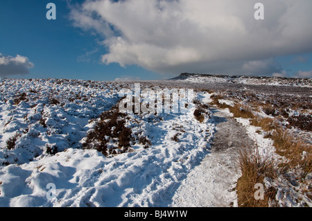 Eine verschneite Pfad Kante im Peak District stanage Stockfoto
