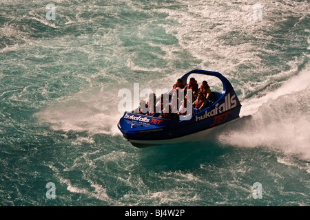 Die Huka Falls Jetboat Erfahrung fügt viel Spannung auf eine Reise zu den berühmten Wasserfällen in der Nähe von Taupo Neuseeland Stockfoto