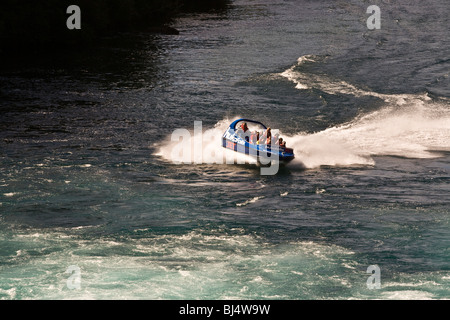 Die Huka Falls Jetboat Erfahrung fügt viel Spannung auf eine Reise zu den berühmten Wasserfällen in der Nähe von Taupo Neuseeland Stockfoto