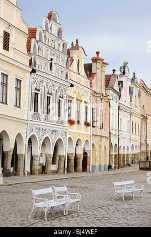 Fassade der Stadt beherbergt mit Arkaden auf dem Platz in Telc, Böhmen - Tschechien, mit leeren Bank. UNESCO geschützten Kulturerbes. Stockfoto