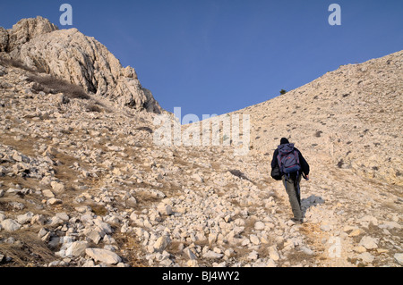 Karst-Wüste Landschaft, Bergsteiger, Aufstieg zum Obzova, Insel Krk, Kroatien Stockfoto