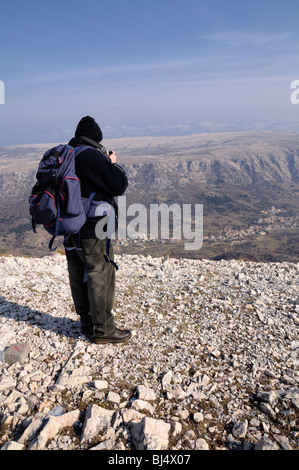 Wanderer auf einem Aussichtspunkt Obzova in der Nähe von Baška, Insel Krk, Kroatien Stockfoto