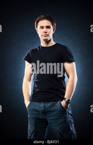 Junger Mann. Auf dunkelblauem Hintergrund. Stockfoto