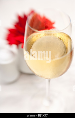 Glas der Chardonnay Wein, Stella Mare Restaurant, Santa Barbara, California, Vereinigte Staaten von Amerika Stockfoto