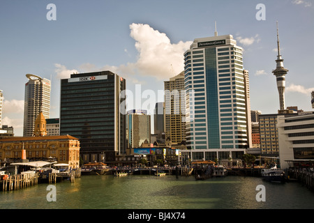 Fähren und Hafenrundfahrten stammen aus der alten 1912 Edwardian Barockstil Ferry Building Auckland Hafen New Zealand Stockfoto