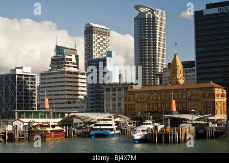 Fähren und Hafenrundfahrten stammen aus der alten 1912 Edwardian Barockstil Ferry Building Auckland Hafen New Zealand Stockfoto