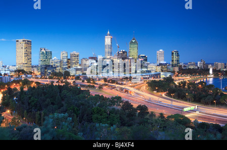 Perth City in der Abenddämmerung. Genommen vom Kings Park. Western Australia. Stockfoto