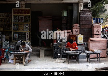 Steinmetze arbeiten auf Grabsteinen in Hanoi im Norden Vietnams Stockfoto