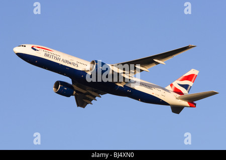 Boeing 777 betrieben von British Airways klettern Sie aus nehmen Sie am Flughafen London Heathrow Stockfoto