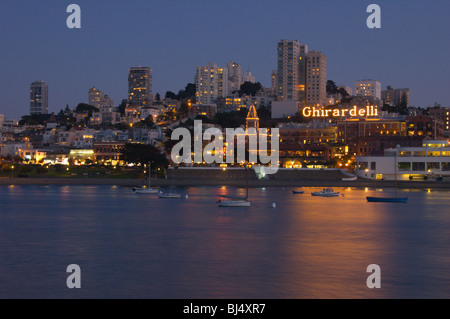 Ghirardelli Square Unterhaltungsviertel in San Francisco bei Nacht Stockfoto