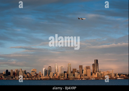 Ein schöner Sonnenuntergang West Seattle entnommen. Eine Regen-Bö übergeben die Bereich Momenten vor interessante Cloud Effekt zu erzeugen. Stockfoto