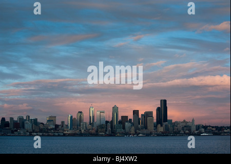 Ein schöner Sonnenuntergang West Seattle entnommen. Eine Regen-Bö übergeben die Bereich Momenten vor interessante Cloud Effekt zu erzeugen. Stockfoto