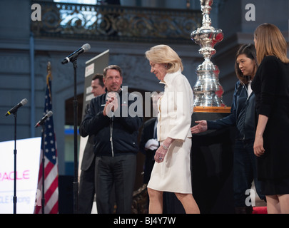 SAN FRANCISCO, Februar 2010: Larry Ellison begrüßt Frau George Schultz am Rathaus zur Feier der Rückkehr des 33. America Cup Stockfoto