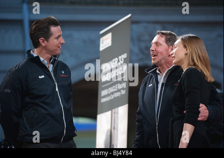 SAN FRANCISCO - 20 FEB: SFO Bürgermeister Gavin Newsom (L) Chats mit CEO Larry Ellison und seine Frau auf den 33. America Cup zu gewinnen Stockfoto