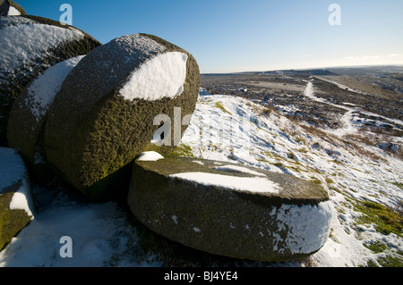 Aufgegeben von Mühlsteinen unter Stanage Edge, Peak District, Derbyshire, UK Stockfoto