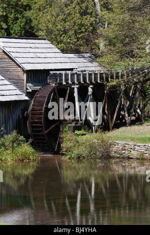 Die Mabry Mill am Blue Ridge Parkway Pkwy Virginia Nordamerika in den USA ländliche Landschaft der USA amerikanische Landwirtschaftsfotos zeigen niemanden vertikal hochauflösende Bilder Stockfoto