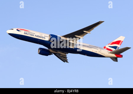 Boeing 777 betrieben von British Airways klettern Sie aus nehmen Sie am Flughafen London Heathrow Stockfoto