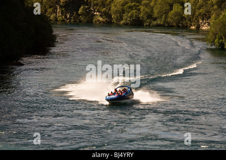 Die Huka Falls Jetboat Erfahrung fügt viel Spannung auf eine Reise zu den berühmten Wasserfällen in der Nähe von Taupo Neuseeland Stockfoto