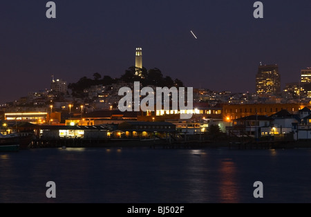 Coit Tower und Telegraph Hill in der Nacht, San Francisco, Kalifornien, USA Stockfoto