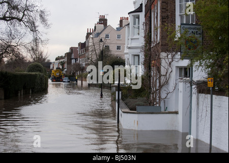 Überschwemmungen in Chiswick, West London, verursacht durch eine außergewöhnliche Springflut an der Themse. Stockfoto