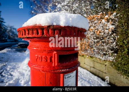 Roten Briefkasten, The Big Snow, Harrogate, North Yorkshire Stockfoto