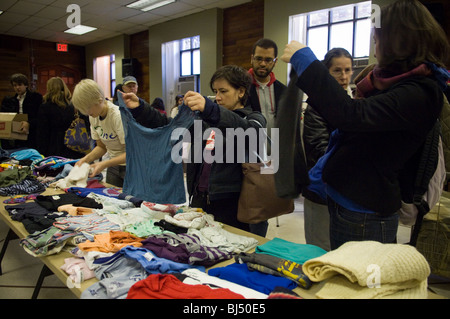 Sparsame Käufer an einer Haltestelle des kostenlosen ' n ' Swap-Veranstaltung im Stadtteil Jackson Heights in Queens in New York Stockfoto