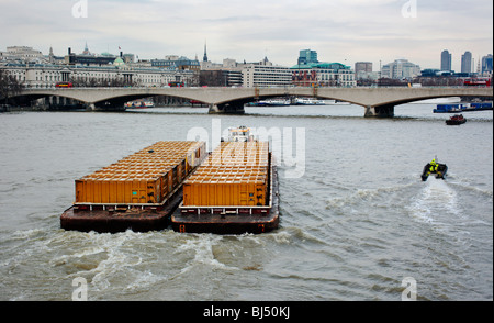 Londons Müll auf der Themse per Binnenschiff London England UK transportiert werden Stockfoto