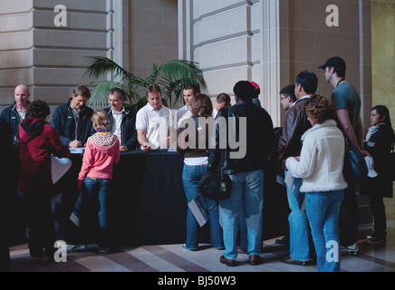 SAN FRANCISCO - 20 FEB: Die Racing-Crew für BMW Oracle Autogramme im Rathaus am 20. Februar 2010 in San Francisco Stockfoto