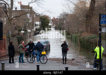 Überschwemmungen in Chiswick, West London, verursacht durch eine außergewöhnliche Springflut an der Themse. Stockfoto