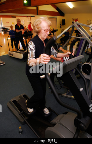 Älteren Herzpatienten, die Beteiligung an einem Training zur Unterstützung ihrer Genesung auf eine Reha-Einheit nach Herzoperation, Alton, Hampshire, UK Stockfoto