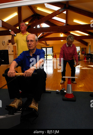 Älteren Herzpatienten, die Beteiligung an einem Training zur Unterstützung ihrer Genesung auf eine Reha-Einheit nach Herzoperation, Alton, Hampshire, UK Stockfoto