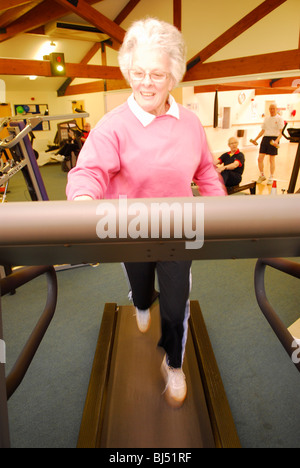 Älteren Herzpatienten, die Beteiligung an einem Training zur Unterstützung ihrer Genesung auf eine Reha-Einheit nach Herzoperation, Alton, Hampshire, UK Stockfoto