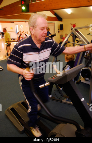 Älteren Herzpatienten, die Beteiligung an einem Training zur Unterstützung ihrer Genesung auf eine Reha-Einheit nach Herzoperation, Alton, Hampshire, UK Stockfoto