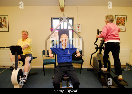 Älteren Herzpatienten, die Beteiligung an einem Training zur Unterstützung ihrer Genesung auf eine Reha-Einheit nach Herzoperation, Alton, Hampshire, UK Stockfoto