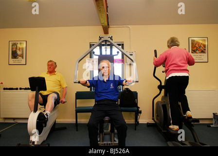 Älteren Herzpatienten, die Beteiligung an einem Training zur Unterstützung ihrer Genesung auf eine Reha-Einheit nach Herzoperation, Alton, Hampshire, UK Stockfoto