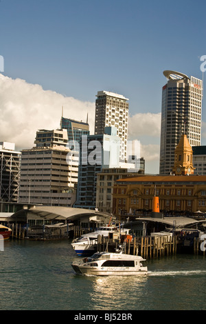 Fähren und Hafenrundfahrten stammen aus der alten 1912 Edwardian Barockstil Ferry Building Auckland Hafen New Zealand Stockfoto