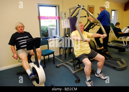 Älteren Herzpatienten, die Beteiligung an einem Training zur Unterstützung ihrer Genesung auf eine Reha-Einheit nach Herzoperation, Alton, Hampshire, UK Stockfoto