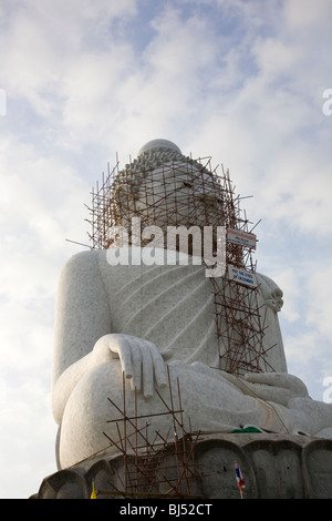 Große weiße Buddha auf dem Hügel in Phuket Stockfoto