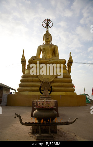 Goldene Buddha Statue Schrein am Big Buddha Phuket Stockfoto