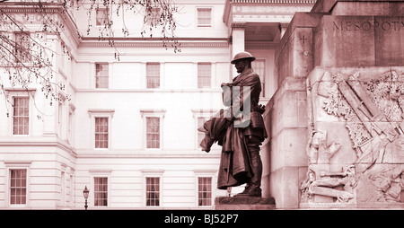 Denkmal des ersten Weltkriegs in der Nähe von Wellington Arch Hyde Park Corner London England UK mit Lanesborough Hotel befindet sich hinter Stockfoto