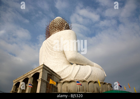 Große weiße Buddha auf dem Hügel in Phuket Stockfoto