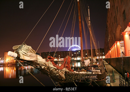 Großsegler in der Nacht In das Albert Dock, Liverpool, Merseyside, Großbritannien Stockfoto