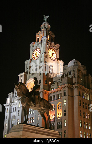 Das Royal Liver Building bei Nacht, Pier Head Liverpool, Merseyside, UK Stockfoto